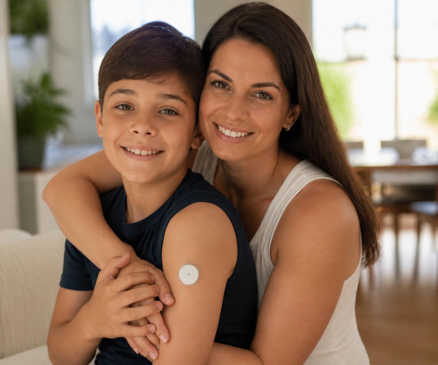 Mãe abraçando seu filho sorridente